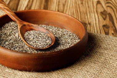 Tahta kaşıkla bir kasede Chia tohumları