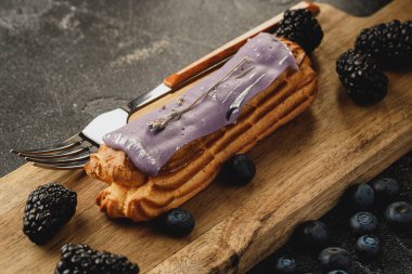 Meyvelerle süslenmiş pasta.