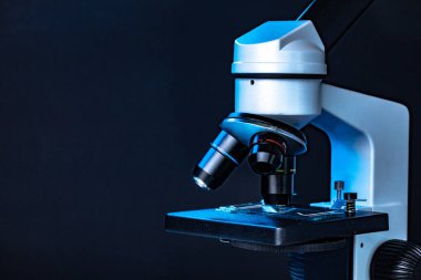 Mikroskop koyu arkaplana yakın olsun.