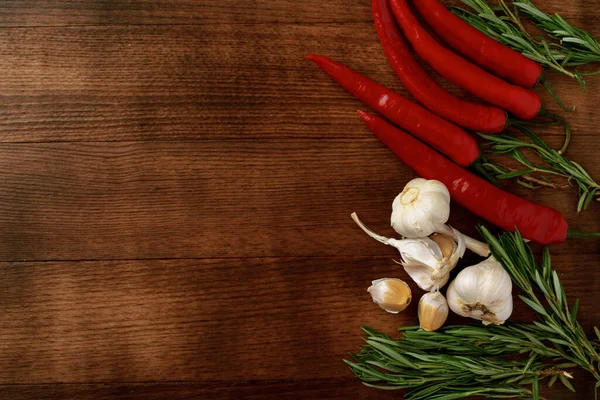 Czerwona papryka chili i inne przyprawy na ciemnym tle — Zdjęcie stockowe