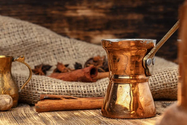 Shiny copper turk with brewed coffee on brown wooden table — Stock Photo, Image