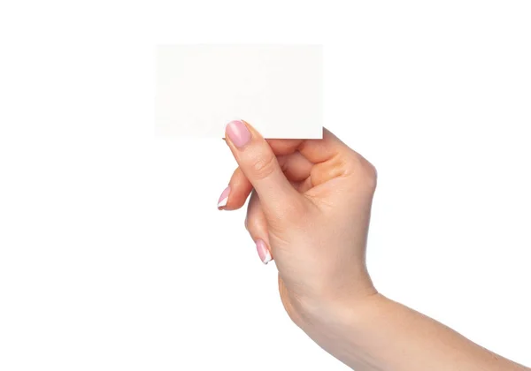 Красивая женщина держит белую визитку на белом фоне — стоковое фото