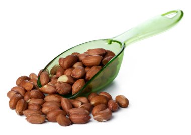 Beyaz arka planda fıstıklı kaşık