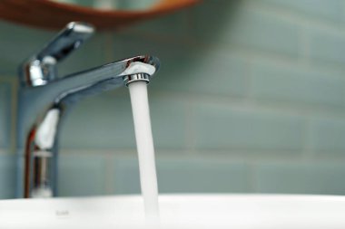 Beyaz seramik lavabolu modern banyo.