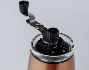 Beyaz arkaplanda kahverengi metal baharat fabrikası