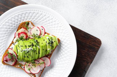 Kahvaltıda kızarmış avokado sandviçi.