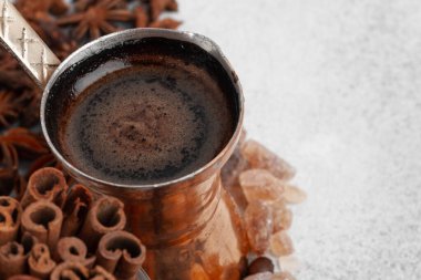 Bakır Türk köpüklü Türk kahvesi