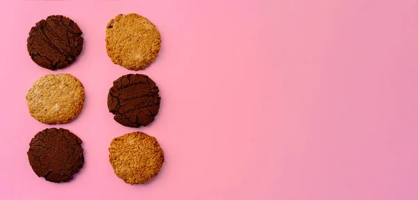 Biscuits au chocolat et biscuits à l'avoine sur fond rose avec espace de copie — Photo