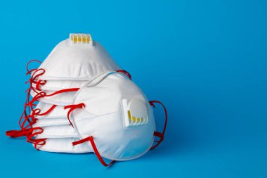 Virüslere ve kirliliğe karşı korunmak için beyaz tıbbi maske