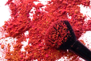 Kırık göz gölgesi ve makyaj fırçası karışımı.