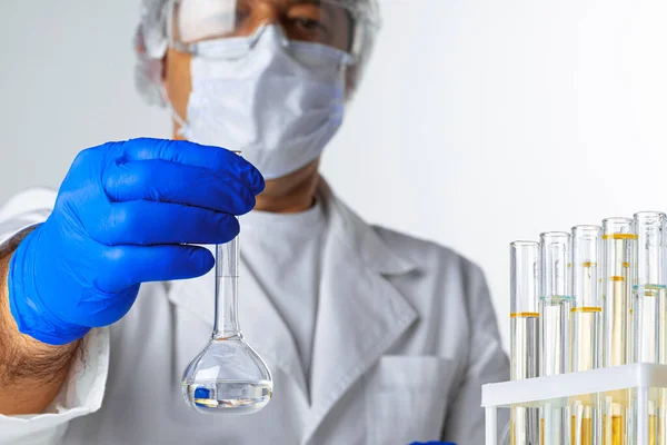 Close-up de mãos de um cientista que trabalha com amostras de laboratório — Fotografia de Stock