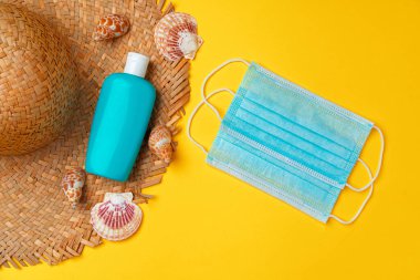 Güneş kremi ve koruyucu maske. Coronavirus yaz konsepti