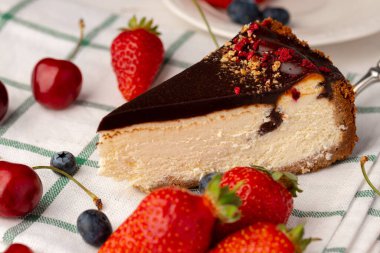 Çikolata kapaklı ve dutlu cheesecake.