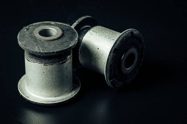 Siyah arkaplanda metal araba motoru yedek parçası