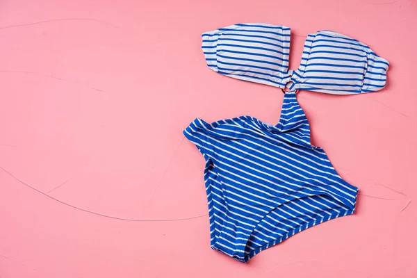 Monokini rayé bleu sur fond pastel rose avec espace de copie — Photo