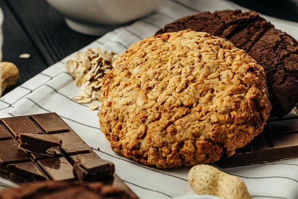 Schokoladen- und Haferkekse auf dunklem Holztisch — Stockfoto