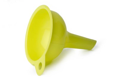 Yeni plastik mutfak hunisi beyaza izole edildi