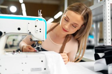 Dikiş makinesiyle çalışan terzi portresi