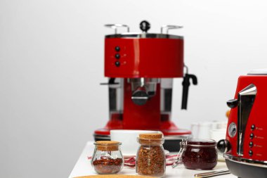 Mutfağı kapat. Aletler mutfak masasında.