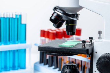 Araştırma için test tüpleriyle mikroskop yakın çekim