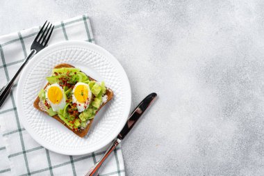 Kahvaltıda kızarmış avokado sandviçi.