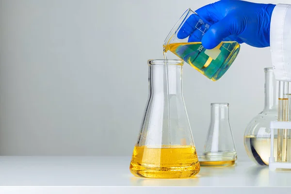 Close-up de mãos de um cientista que trabalha com amostras de laboratório — Fotografia de Stock