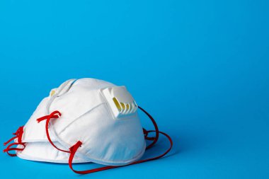 Virüslere ve kirliliğe karşı korunmak için beyaz tıbbi maske
