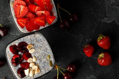 Bir kase taze bereli chia pudingi.