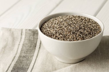 Çiğ chia tohumlu kase, yakın çekim.