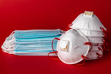 Birçok tıbbî koruyucu yüz maskesi kapanıyor.