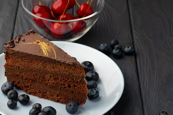 Lätt chokladkaka serverad med färska bär — Stockfoto