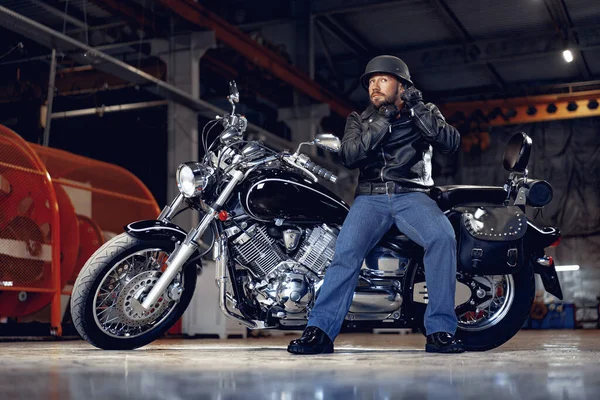 Biker sitzt in Lederjacke und Helm auf seinem Motorrad — Stockfoto