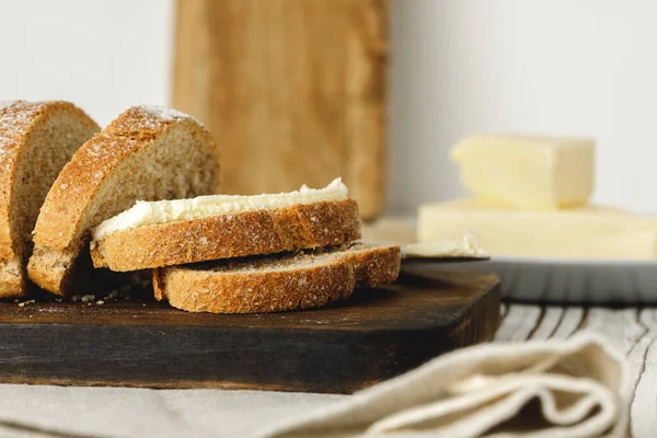 Vers gebakken brood met boterstaafje — Stockfoto