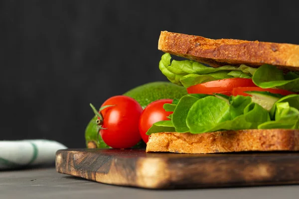 Sándwich saludable con verduras sobre fondo de madera oscura — Foto de Stock