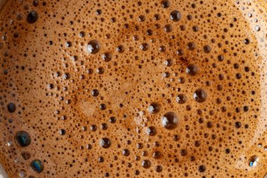 Kabarcıklı kahverengi kahve köpüğü.