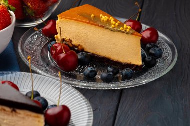 Çilekli karamel kaplı sufle keki.