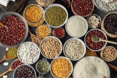 Tahta masadaki tahıllı seramik kaselerin üst görüntüsü