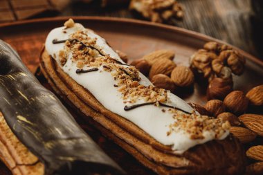 Fındık ve kahveyle dekore edilmiş iki jöleli pasta.