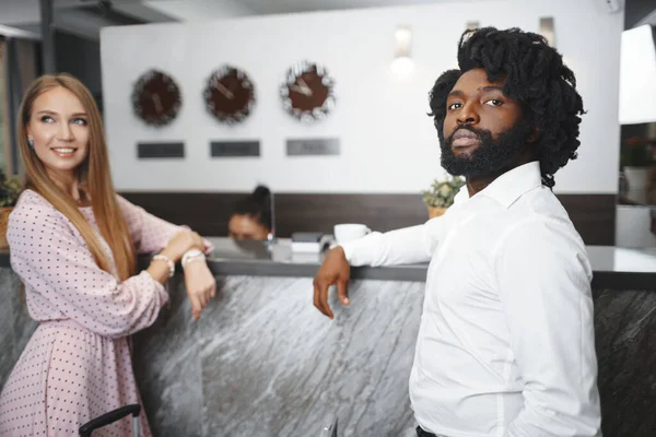 Conceito de viagem de negócios. Homem negro e mulher caucasiana empresários colegas check-in no hotel — Fotografia de Stock