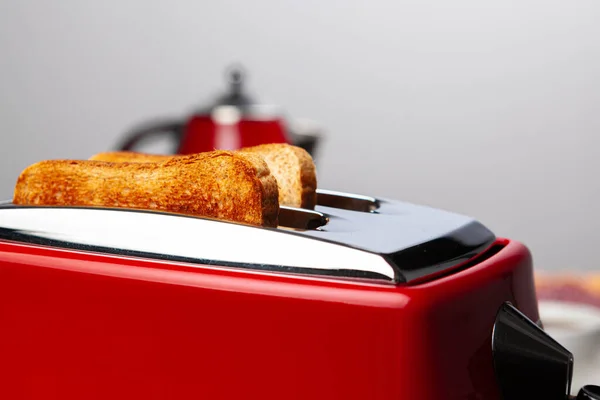 Paar zubereitete Toastbrot im Toaster — Stockfoto