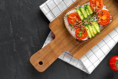 Domates ve salatalıklı çavdar ekmekli sandviç.