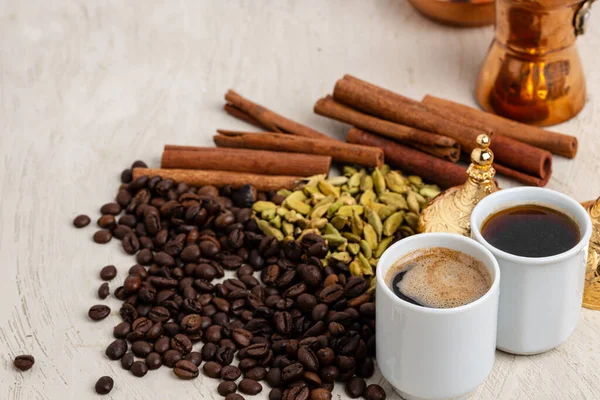 Filiżanka kawy z paloną fasolą, nasionami i cynamonem — Zdjęcie stockowe