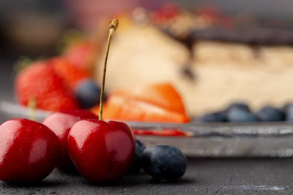 Foto de cerca de cerezas frescas en la mesa —  Fotos de Stock