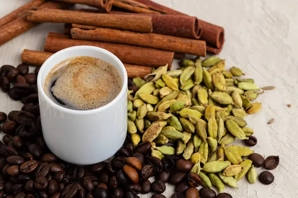 焙煎豆、種子、シナモンとコーヒーカップ — ストック写真