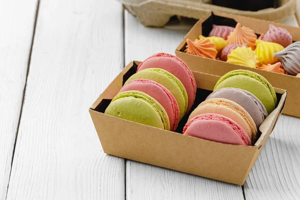 Bolinhos de macaron coloridos em uma caixa de papelão — Fotografia de Stock