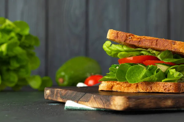 Sanduíche saudável com legumes no fundo de madeira escura — Fotografia de Stock