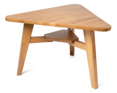 Beyaz arkaplanda üçgen ahşap masa.