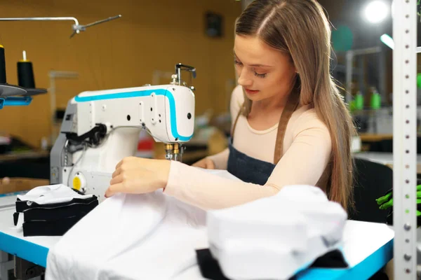 Linda costureira feminina trabalhando com tecido em seu local de trabalho — Fotografia de Stock