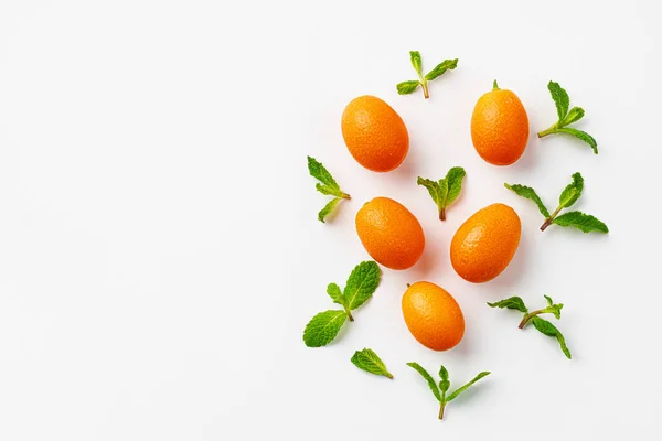 Vista superior de la fruta kumquat sobre fondo blanco —  Fotos de Stock