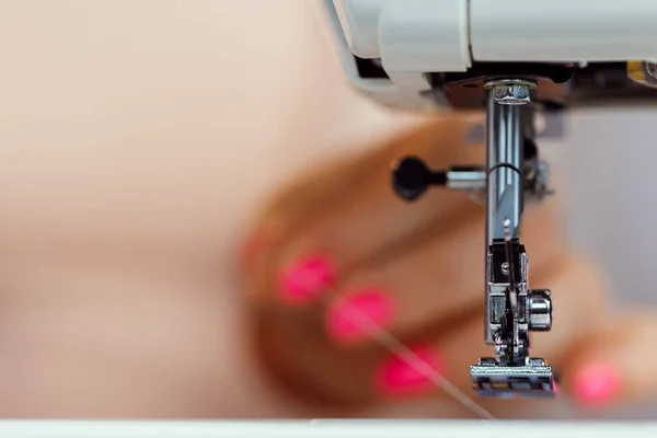 Processo de costura na máquina de costura vista de perto — Fotografia de Stock